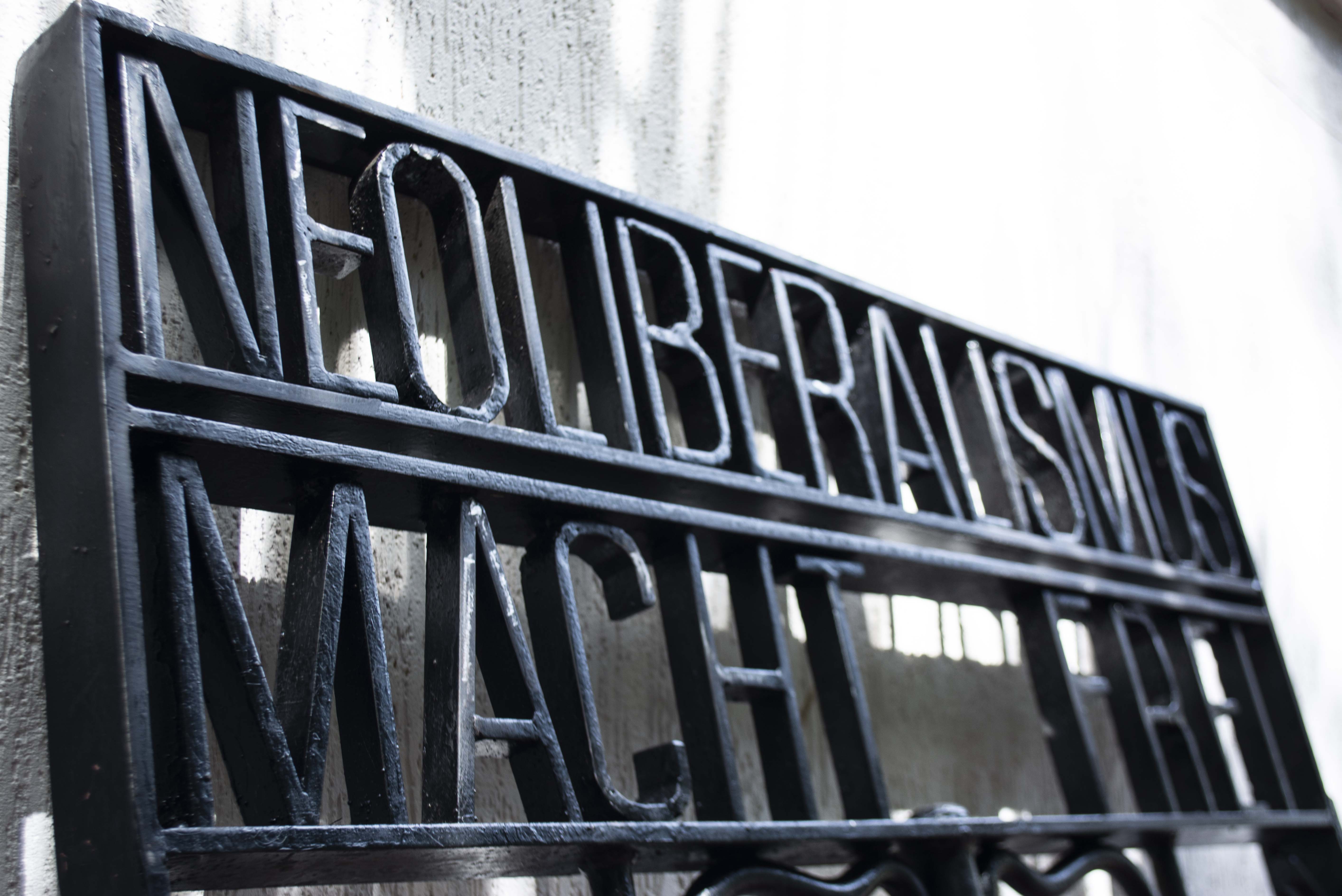 Neoliberalismus Macht Frei — Yosman Botero, arte contemporáneo colombiano