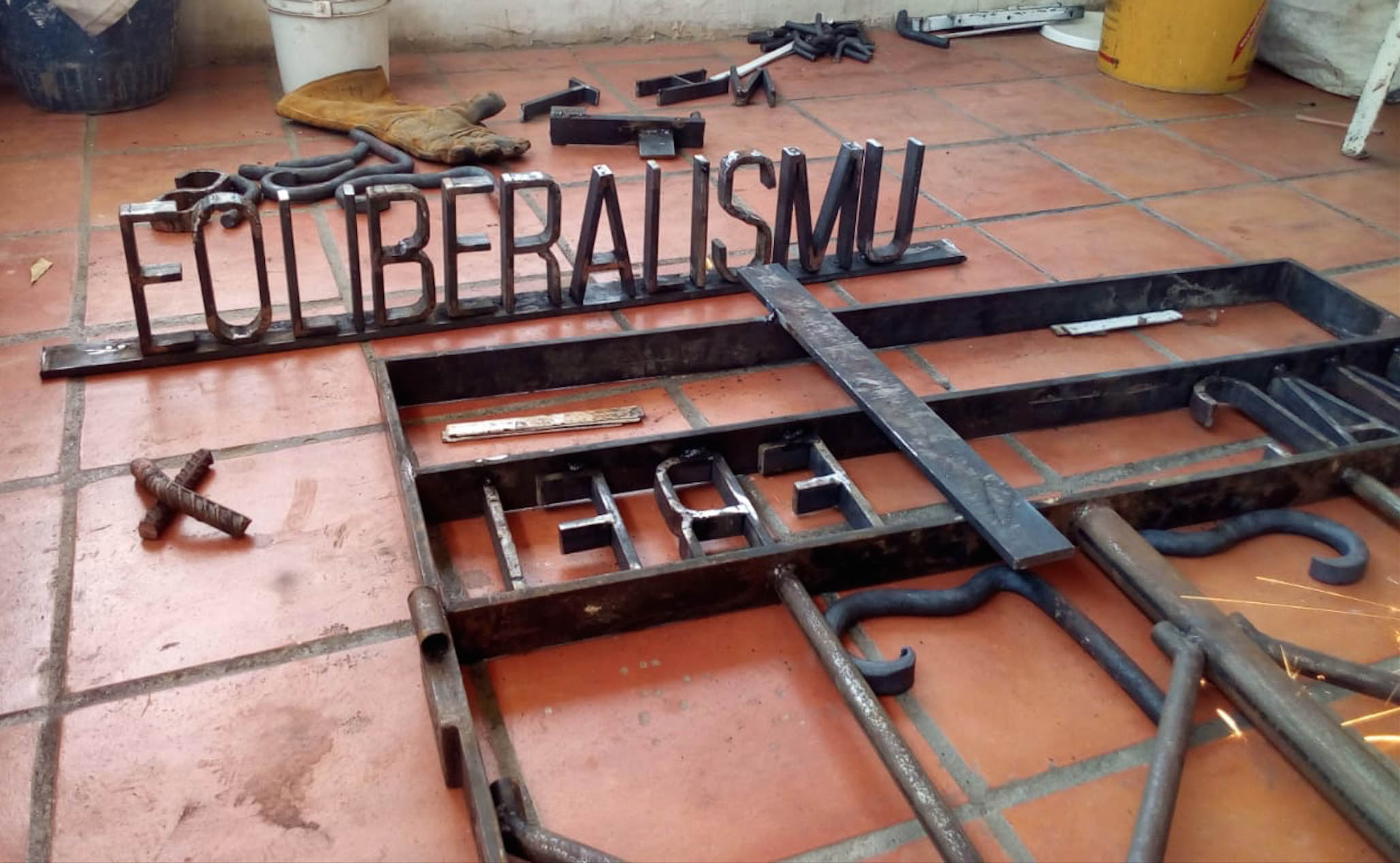 Neoliberalismus Macht Frei — Yosman Botero, arte contemporáneo colombiano